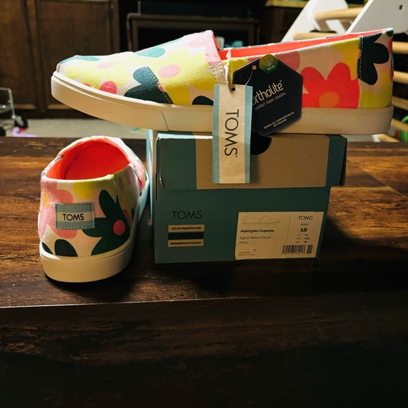 Toms Retro Flower slip ons - Picture 2 of 7
